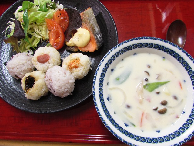 玄米おにぎりプレートランチ。具沢山の豆乳スープと一緒に。
