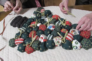 クリスマスのタペストリー作り。3週間かけて完成!?玄関ホール"/